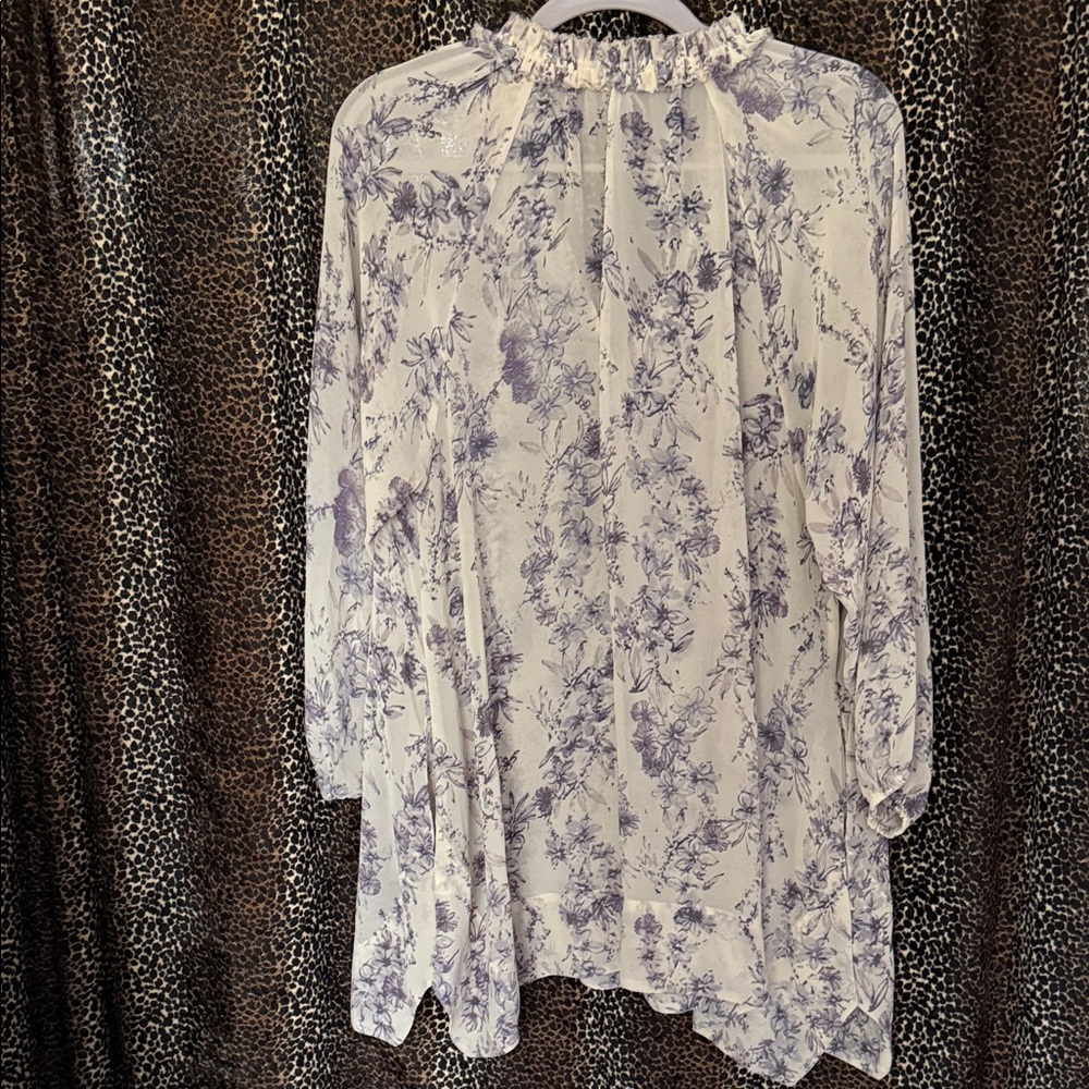 LC Lauren Conrad Lavender and White Floral Blouse - Picture 2 of 4